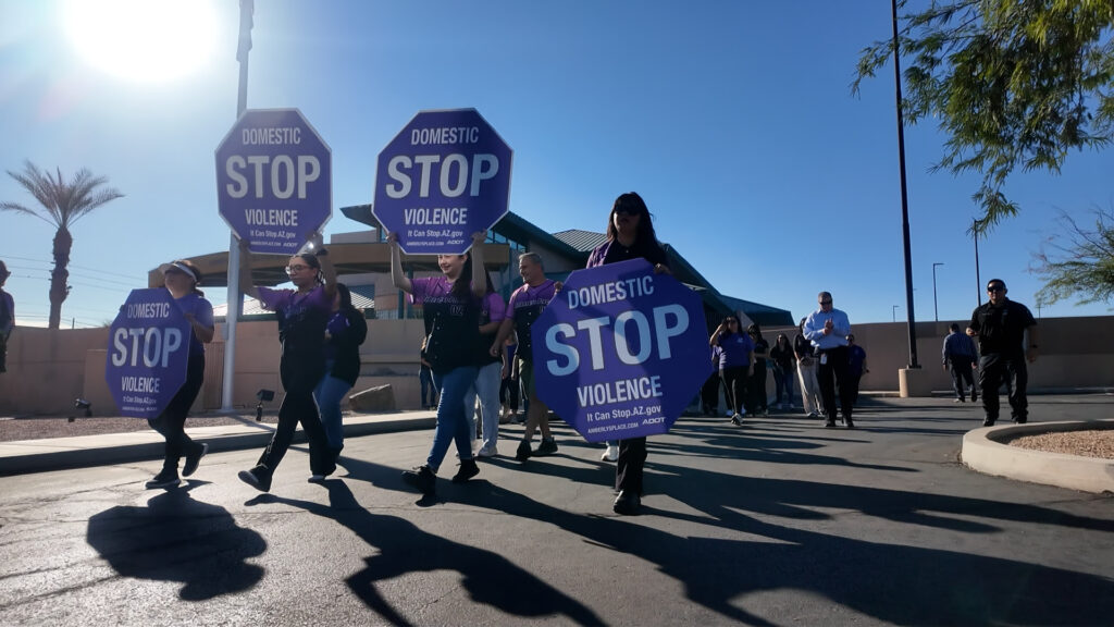 Marcha contra la violencia doméstica en Yuma