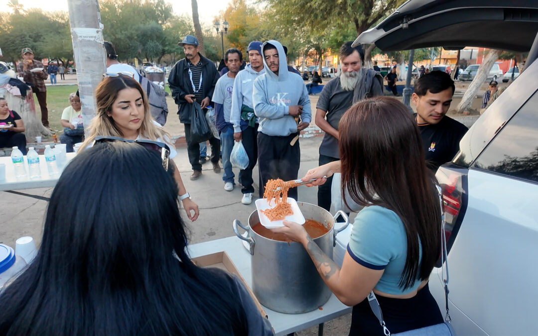 Entrega de alimentos a personas necesitadas