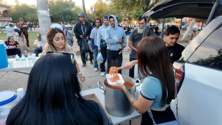 Entrega de alimentos a personas necesitadas