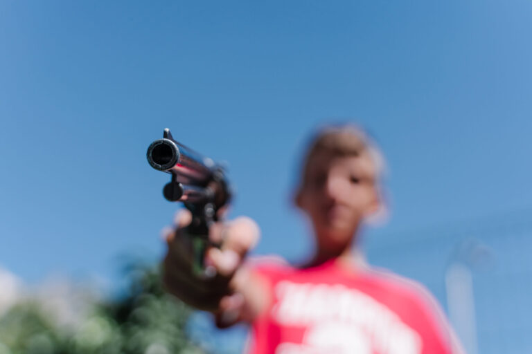 Arrestos de Menores por Armas Aumentan un 36% en Wichita: Una Crisis de Violencia Juvenil