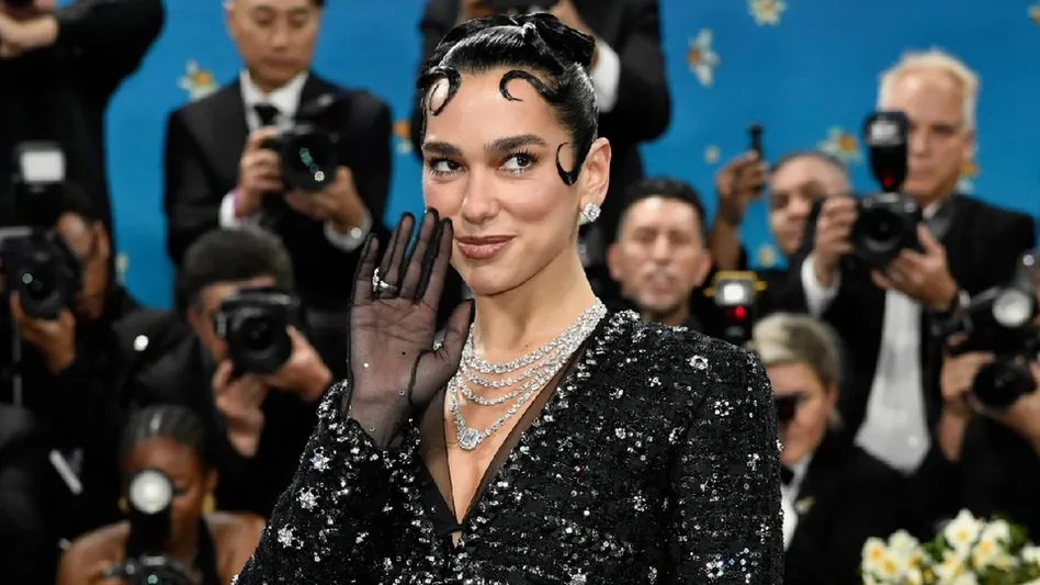 Dua Lipa se destaca en sus clases de español y canta ‘Oye, mi amor’ con Fher de Maná