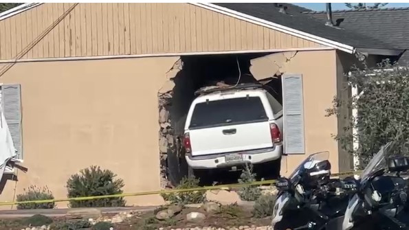 Una Mujer Pierde la Vida en Accidente en Clairemont: Impacto Intencional contra una Vivienda