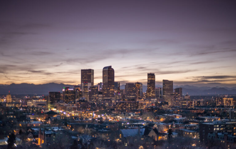 El Salario Mínimo de Denver Aumentará a $19.29 en 2026 para Ajustarse al Costo de Vida