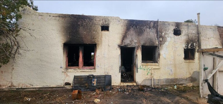 Bomberos controlan incendio en casa abandonada en Las Cruces sin lesionados