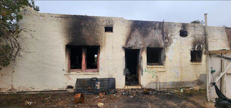 Bomberos controlan incendio en casa abandonada en Las Cruces sin lesionados