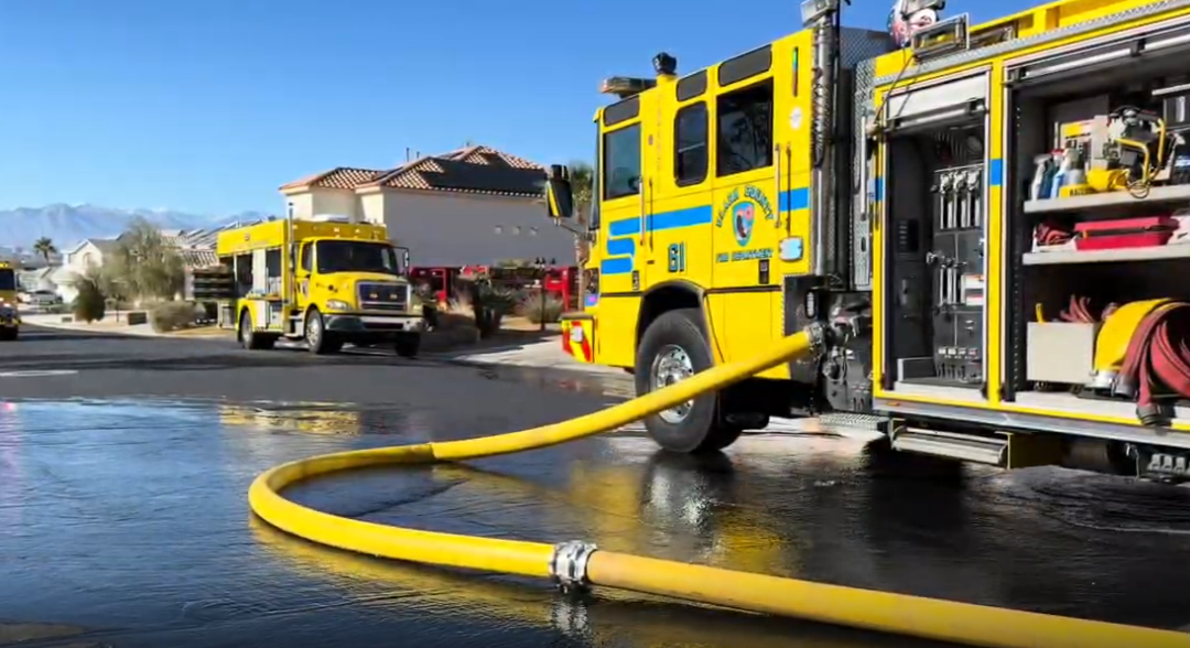 Tragedia en Las Vegas: Un fallecido y tres bomberos heridos tras colapso en incendio residencial