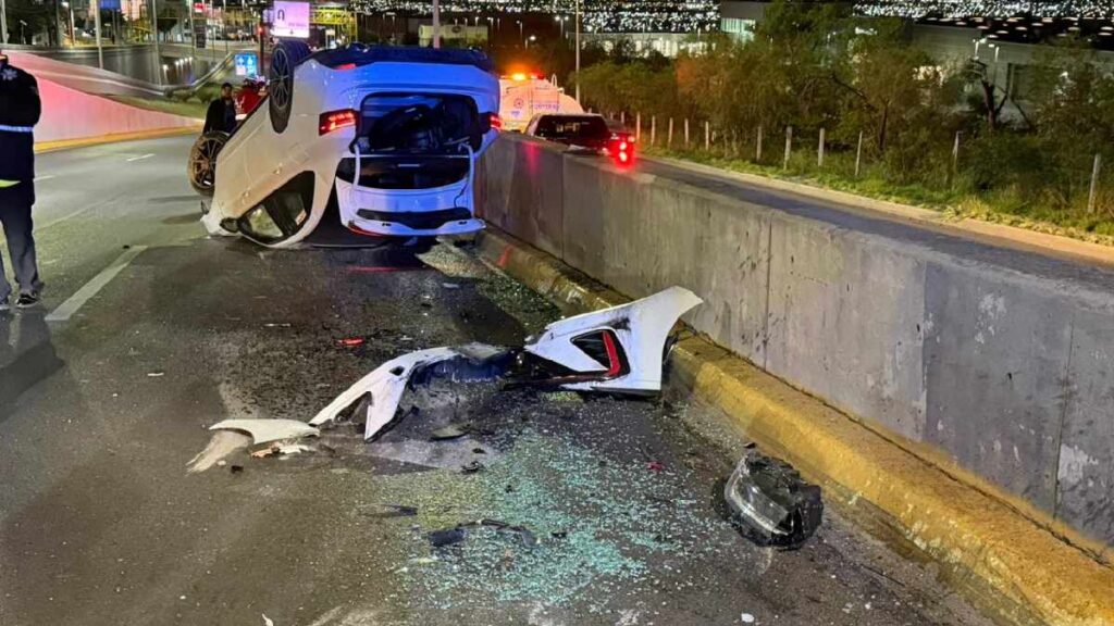 Accidente automovilístico en Monterrey: Joven de 17 años vuelca su auto en la avenida Leones | VIDEO