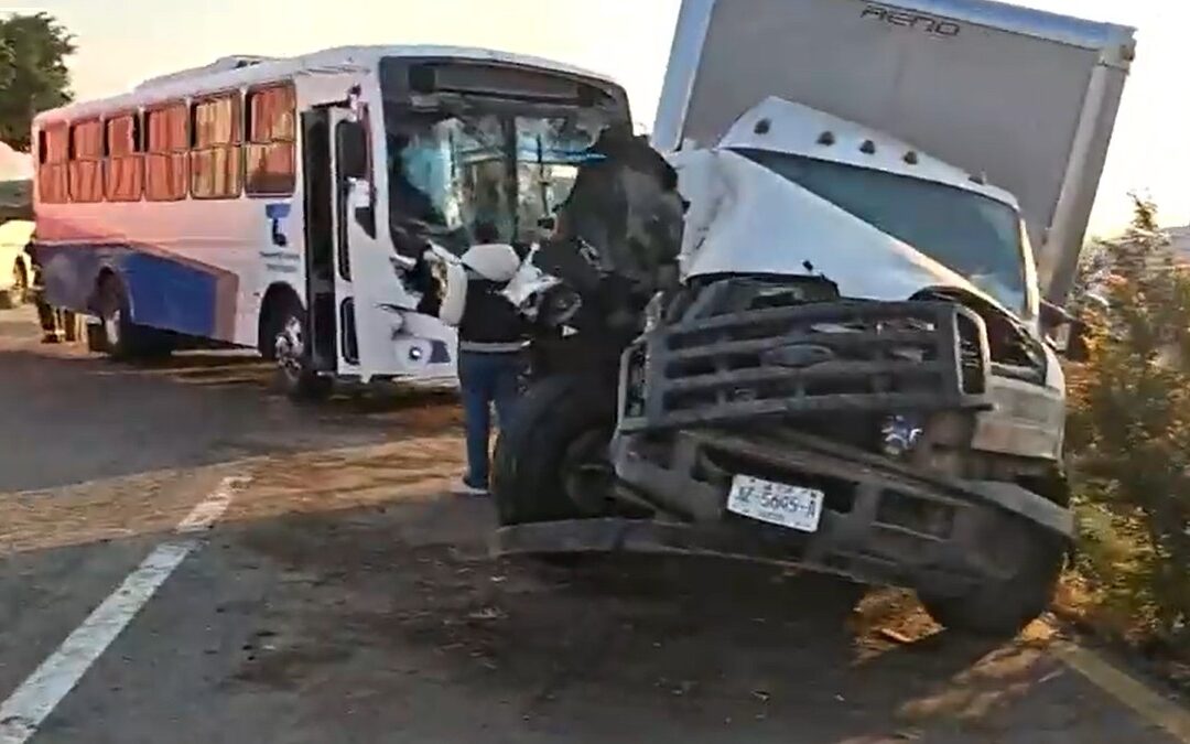 Choque Múltiple en la Carretera Guadalajara-Colima Deja 18 Lesionados, Incluyendo una Mujer Embarazada