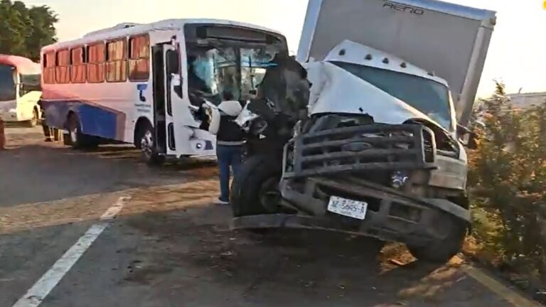 Choque Múltiple en la Carretera Guadalajara-Colima Deja 18 Lesionados, Incluyendo una Mujer Embarazada