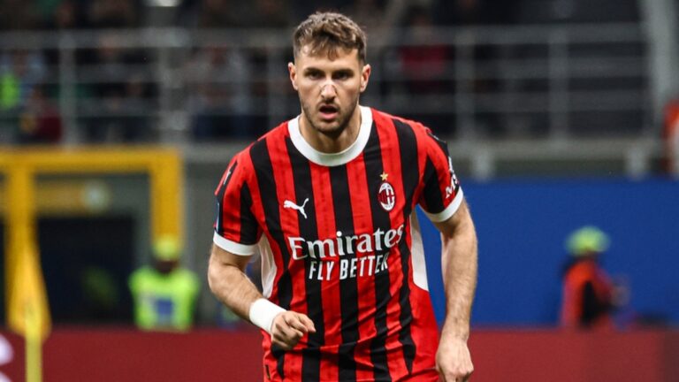 Santiago Giménez Enfrenta Nueva Competencia en el Ataque del AC Milan con la Incorporación de un Goleador Alemán