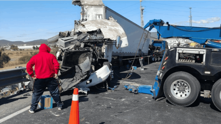 Accidente de Tráiler en la Carretera Querétaro-San Luis Potosí: Productos de Limpieza en el Centro de la Rapiña