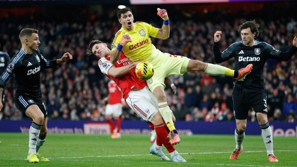 Dibu Martínez sufre un error monumental en la goleada del Arsenal frente al Aston Villa | VIDEO