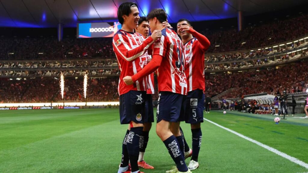 Delantero de Chivas se perfila para unirse al Atlante: Implicaciones para el futbol mexicano