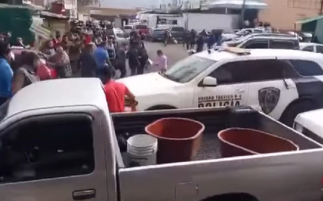 Agresión a Policía tras Operativo Antipirotecnia en Querétaro: Comerciantes en Conflicto