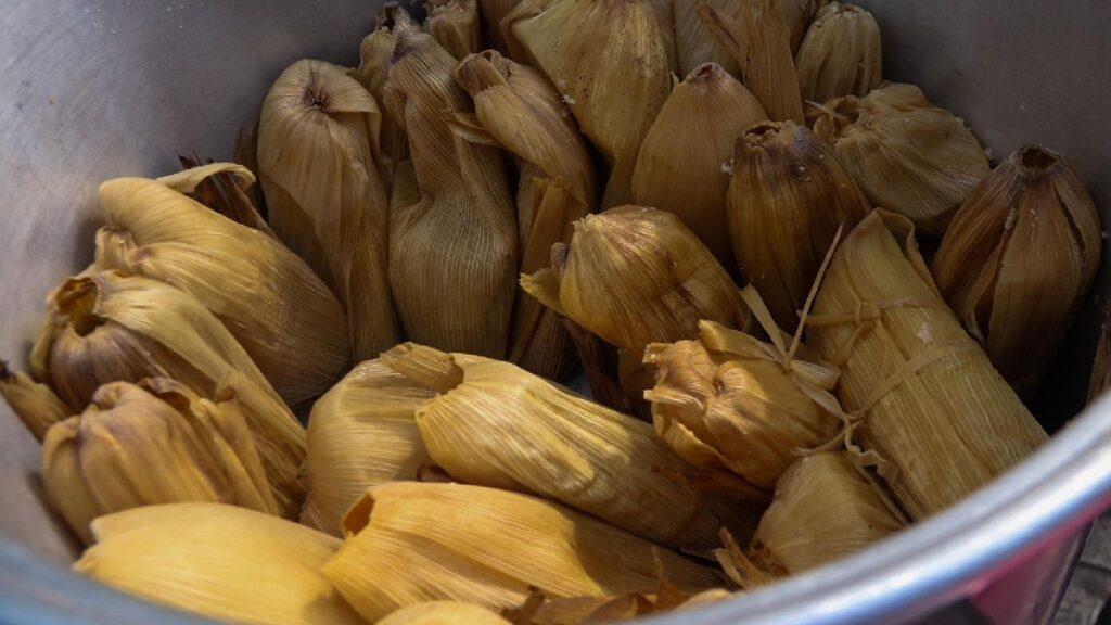 La familia de Saltillo enfrenta noches en vela por la alta demanda en la venta de tamales