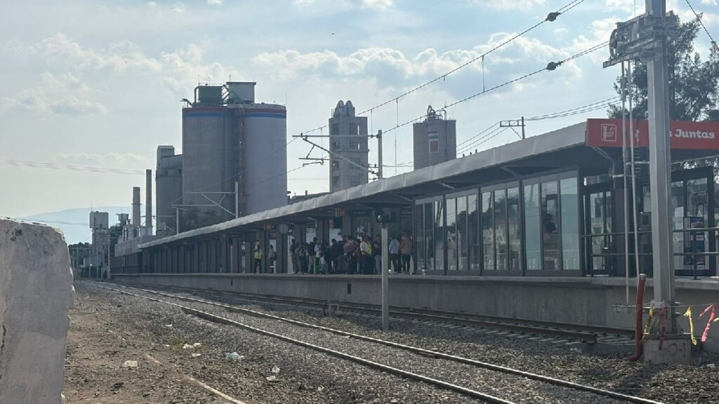 Usuarios de la Línea 4 del Tren Ligero enfrentan aumento a tarifa por obras inconclusas e inseguridad