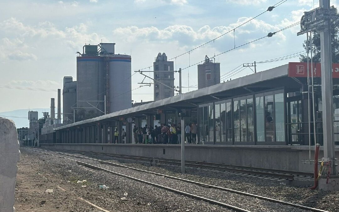Usuarios de la Línea 4 del Tren Ligero enfrentan aumento a tarifa por obras inconclusas e inseguridad