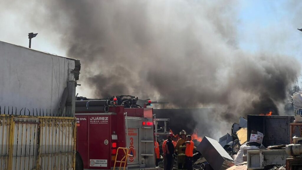 Incendio Enorme en Recicladora de Juárez, Nuevo León: Cuerpos de Rescate en Acción