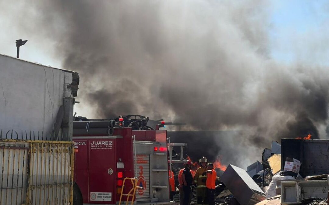 Incendio Enorme en Recicladora de Juárez, Nuevo León: Cuerpos de Rescate en Acción
