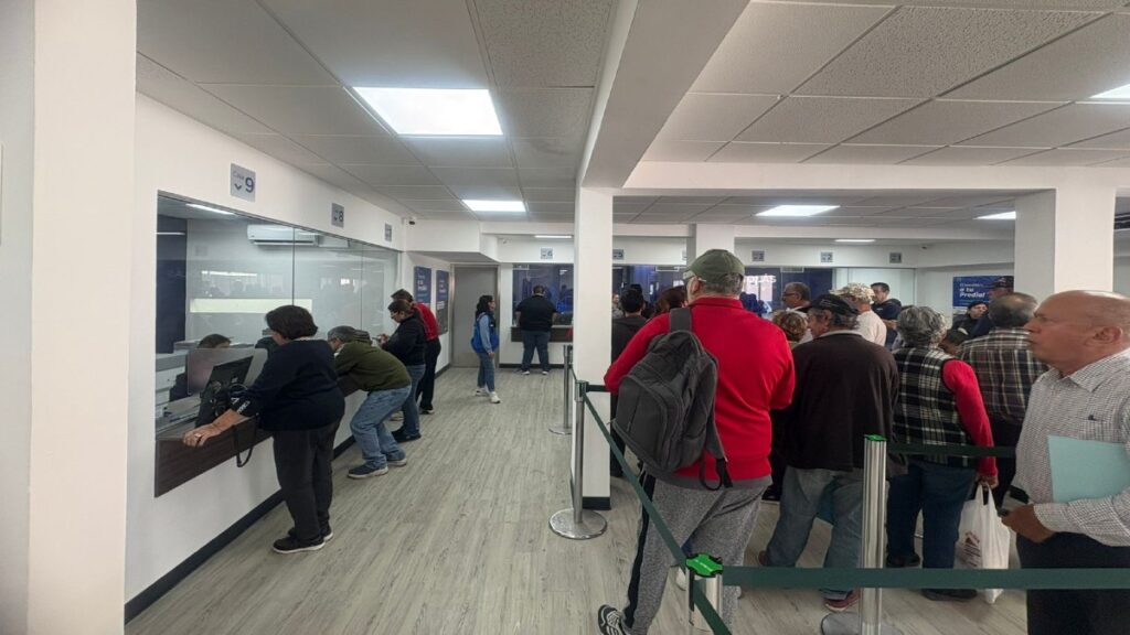 Largas filas para el pago del predial en San Nicolás: Segundo día de 2026