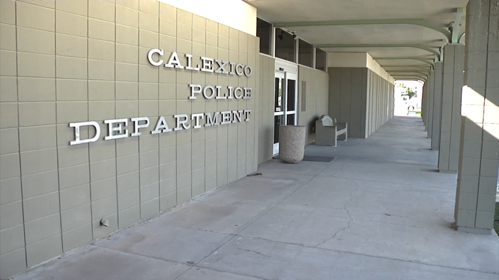 Policía rescata dos personas en incendio