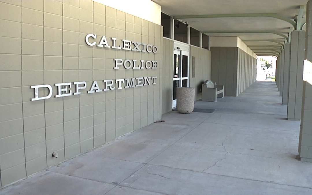 Policía rescata dos personas en incendio