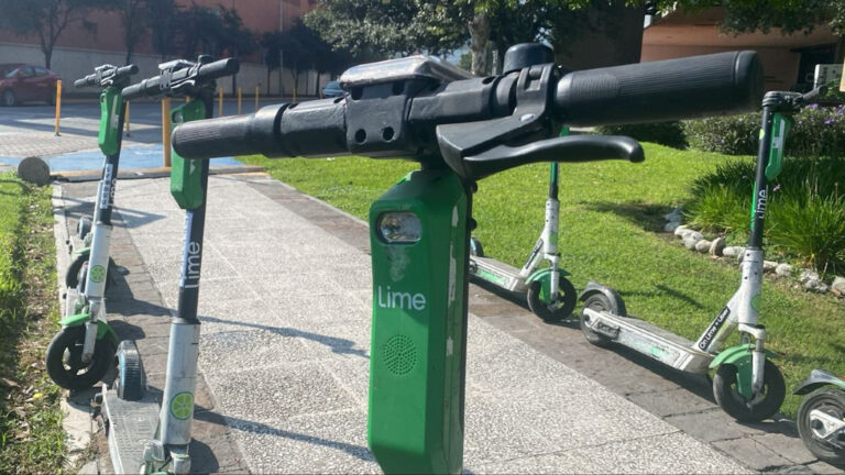 Scooters Eléctricos Aumentan en la Zona Tec de Monterrey a Pesar de la Falta de Regulación