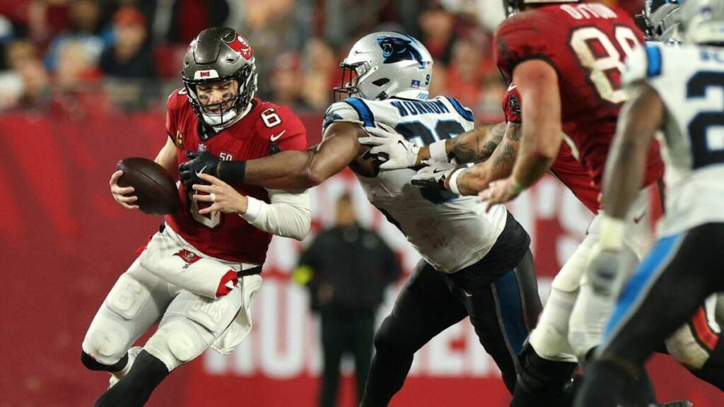 ¡Buccaneers mantienen la esperanza de postemporada tras vencer a Panthers!