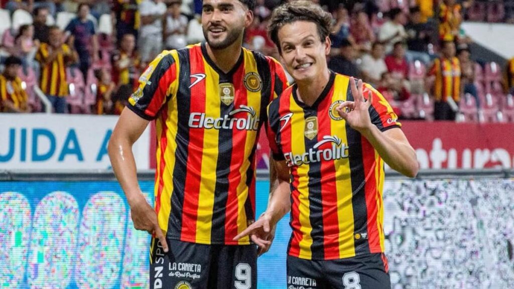 ¡Impactante! Carlos Fierro sufre una fuerte lesión en el partido UDG vs Rayados | Video