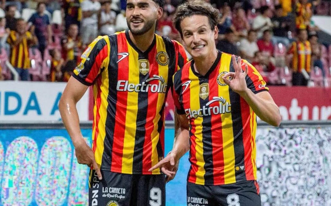 ¡Impactante! Carlos Fierro sufre una fuerte lesión en el partido UDG vs Rayados | Video