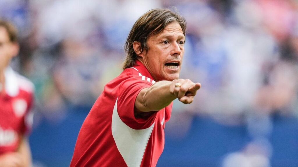 Matías Almeyda enfrenta la presión de los aficionados tras la goleada del Sevilla FC