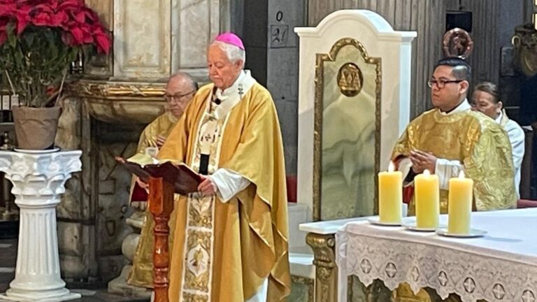 El Arzobispo de Puebla Aboga por la Paz en el Día de Reyes y Rinde Homenaje a las 14 Víctimas del Descarrilamiento del Tren