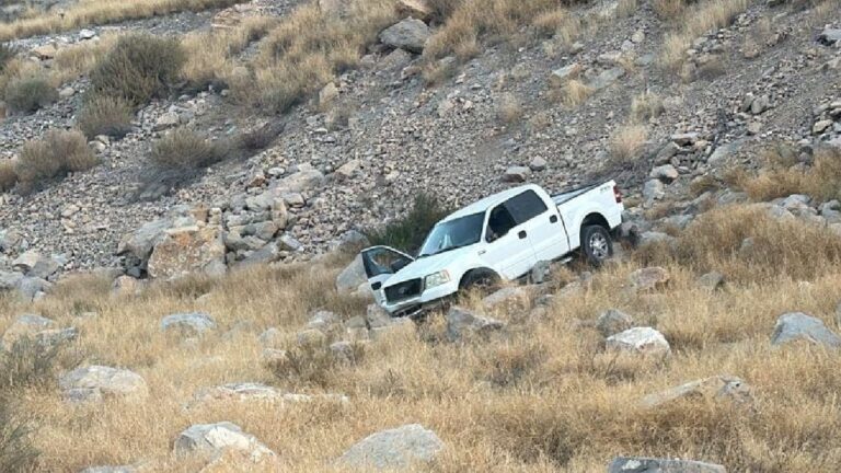 Accidente de Tráfico en Lerdo: Hombre Pierde el Control y Vuelca su Camioneta en una Curva Peligrosa