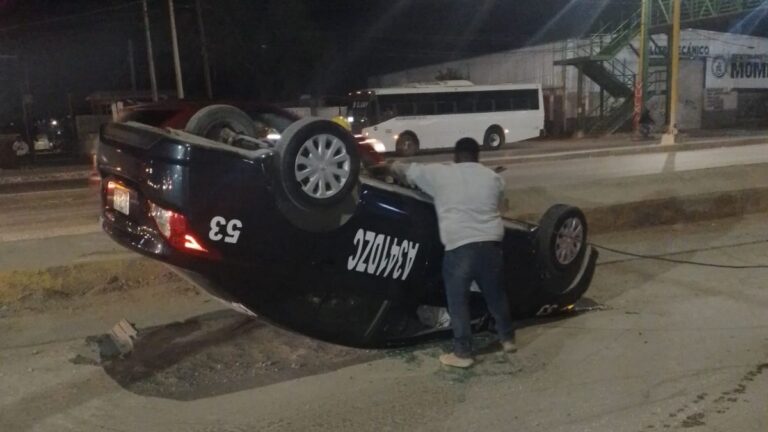 Accidente de taxista: aparatosa volcadura en la entrada de Matamoros