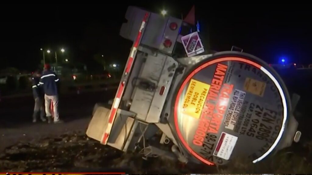 Accidente de Volcadura de Pipa con Diésel en Lerdo Activa Respuesta de Emergencia