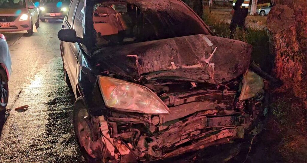 Incendio de camioneta en Tonalá tras choque de automóvil que se pasa el alto