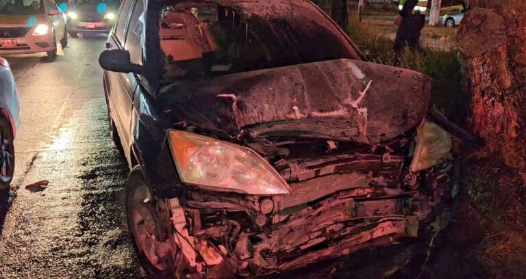 Incendio de camioneta en Tonalá tras choque de automóvil que se pasa el alto