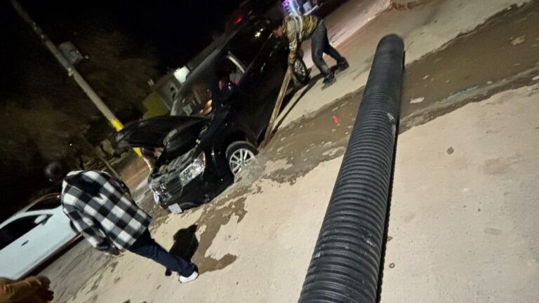 Accidente de Camioneta en Colonia Las Carolinas: Zanja de SIMAS Causa de Peligro en Torreón