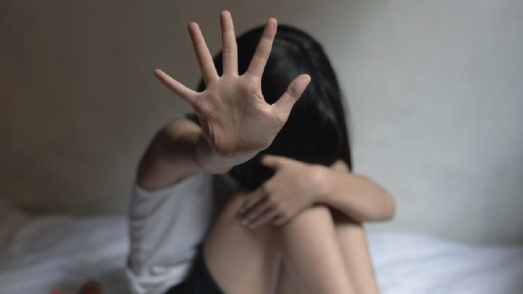 Fiscalía captura a tres hombres por abuso infantil y violación en el AMG