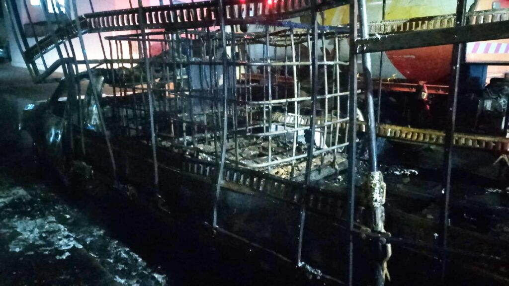 Incendio de camioneta cargada de solventes en Tlajomulco: una alarma en vía pública