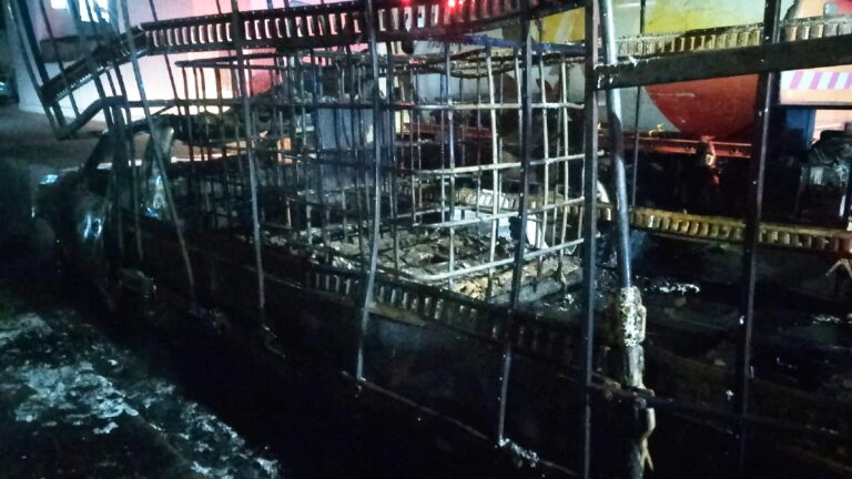 Incendio de camioneta cargada de solventes en Tlajomulco: una alarma en vía pública