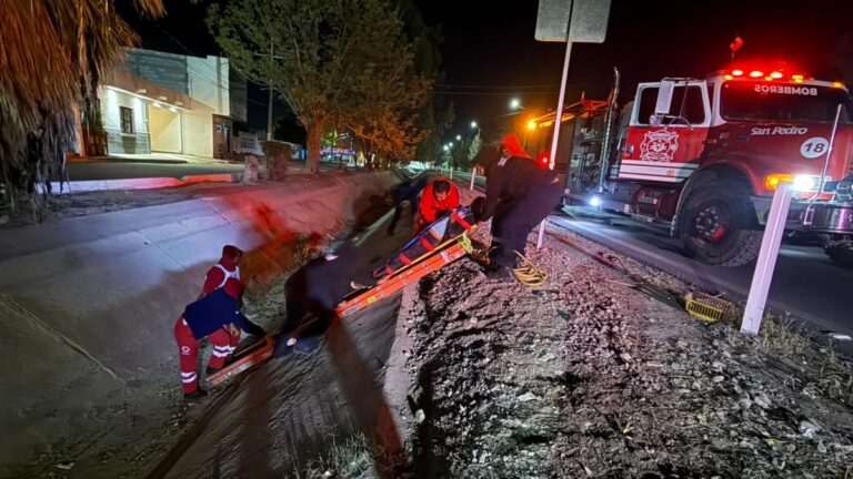 Motociclista lesionado tras caer en canal de riego en San Pedro: Rescate exitoso