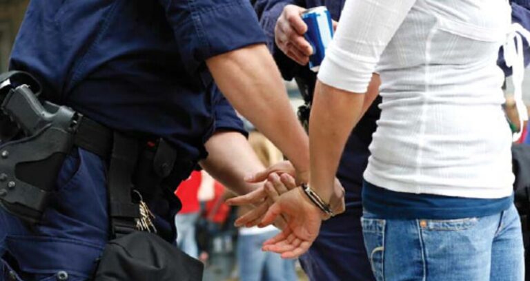 Extorsión y Desfalco: Empleada Detenida por Robar 45 Millones de Pesos en Michoacán