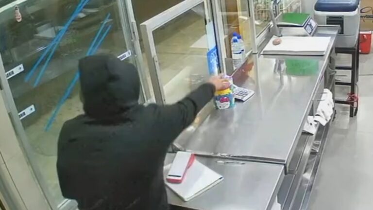 Hombre Intenta Asalto en Tortillería de Monterrey y Roba Bote de Propinas | VIDEO Impactante