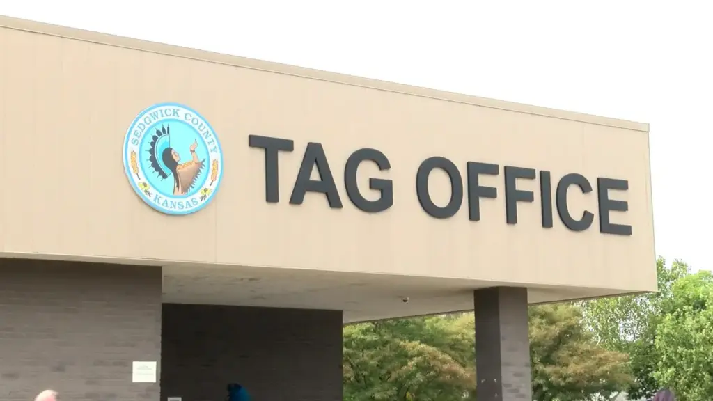 Renovación de Placas en Sedgwick: Cómo las Autoridades Buscan Agilizar Trámites y Reducir Filas Largas