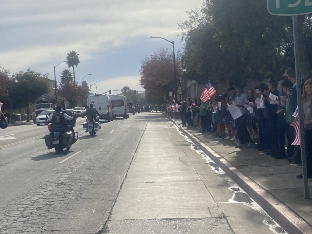 Watsonville Celebra El Día de los Veteranos con Marcha Emotiva