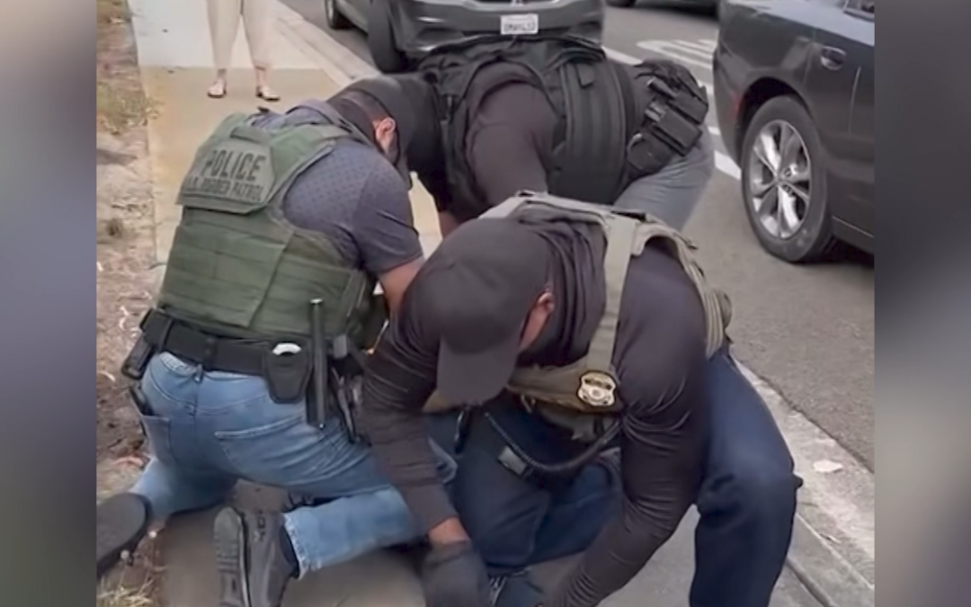 California Prohíbe a Agentes Policiales Ocultar su Identidad Durante Operativos