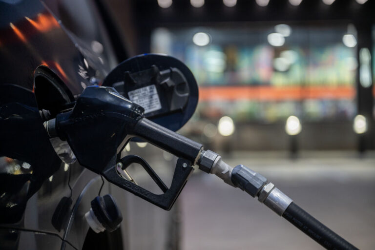 Gasolina en Denver cae por debajo de $2: Precios nunca antes vistos