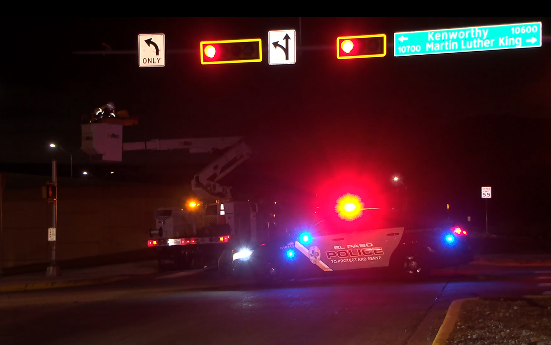 Impacto de Fuertes Vientos en El Paso: Cierre Temporal por Semáforo Dañado