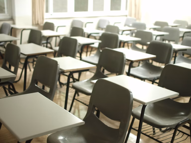 Kansas avanza hacia la prohibición de celulares en aulas K-12 para mejorar la educación